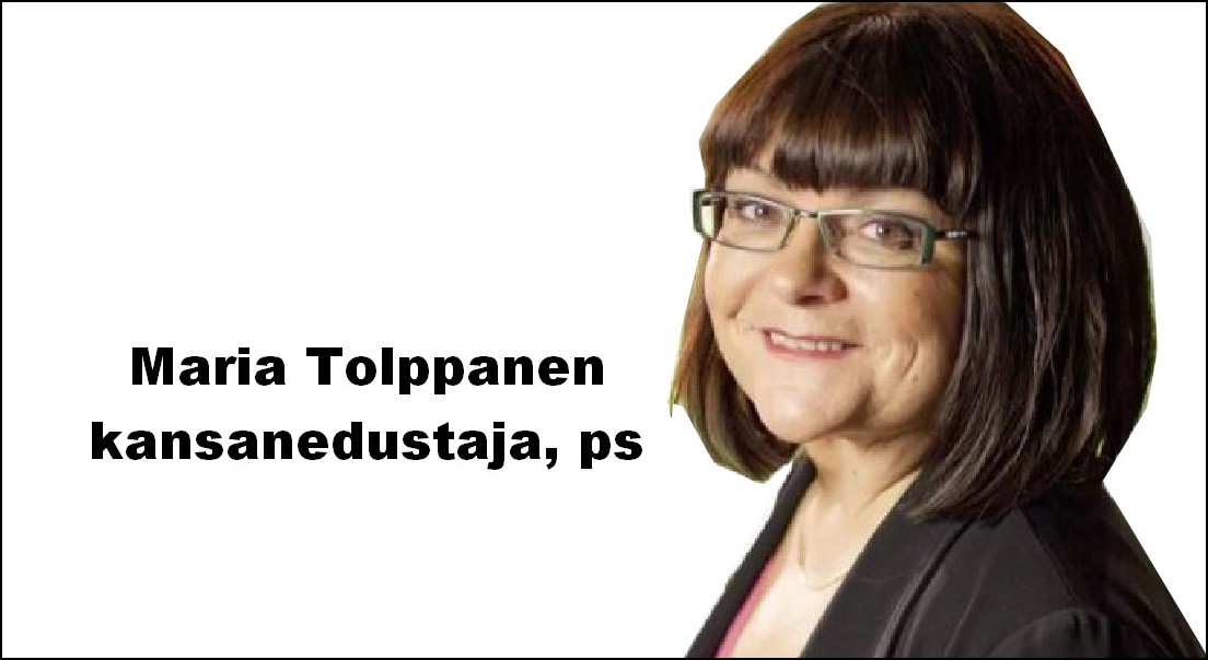Maria Tolppanen, kansanedustaja, hymyilee kameralle