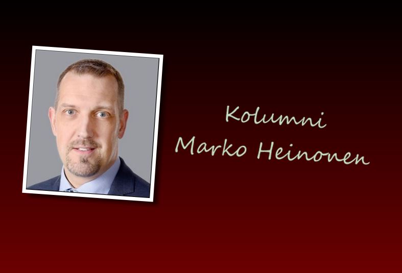 Marko Heinonen hymyilee kameralle, taustalla epäselvä sisätila