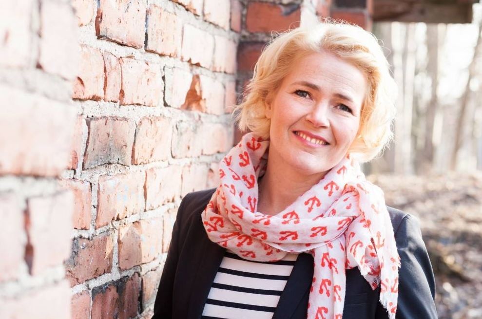 Miapetra Kumpula-Natri puhuu vakavana, kädet ristissä