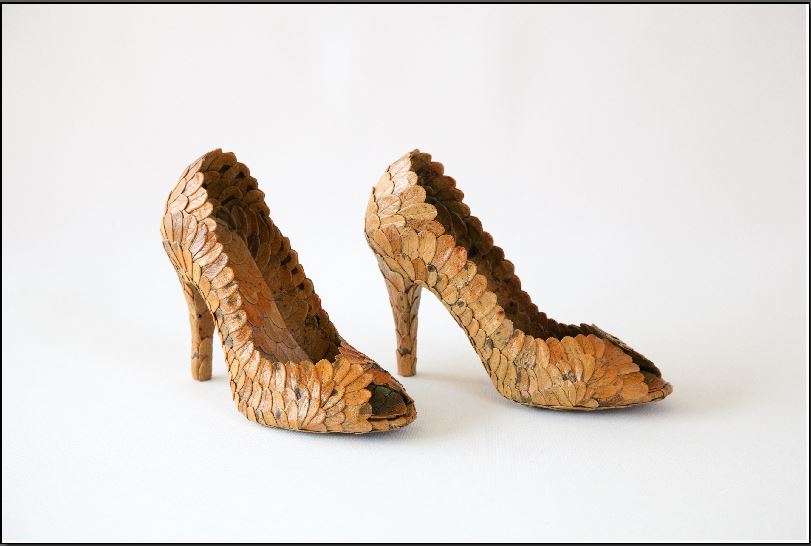 Anni Rapinojan Muutoskengät-teos, luonnonmateriaaleista valmistetut kengät