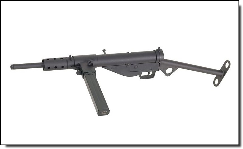 Sten-konepistooli ja patruunoita pöydällä