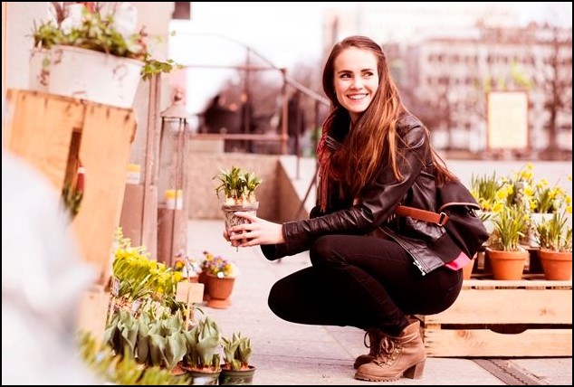 Ihmisiä valitsemassa taimia ja kasveja Vaasan kirjaston taimitorilla