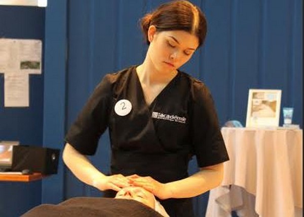 Ida Haveri hymyilee ylpeänä Taitaja-kilpailun palkintojenjaossa