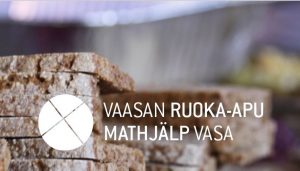 Vaasan Ruoka-avun jakelupisteen ulkopuolella odottavia ihmisiä