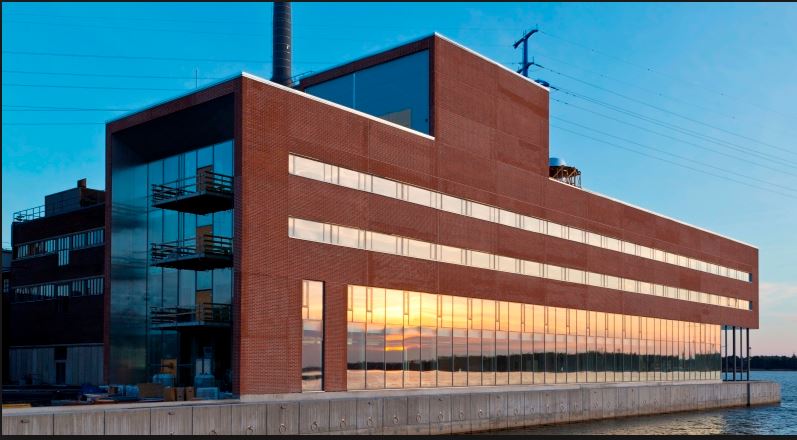 Vaasan Sähkön Wasacafe-tapahtuman osallistujia keskustelemassa