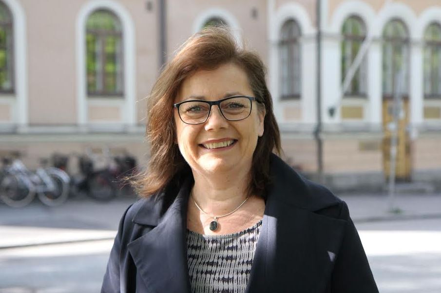 Kaksi miestä puhuu kokouksessa, toinen viittoilee kädellään