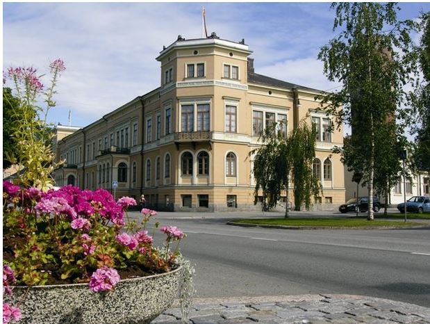 Vaasan hallintotalo, julkisivu ja sisäänkäynti