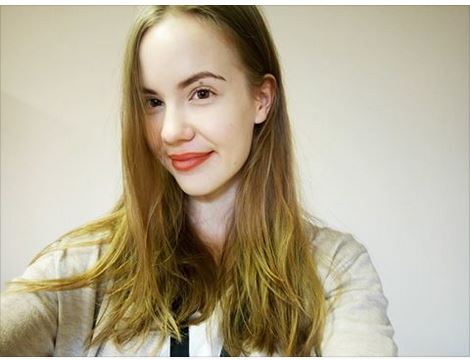 Iisa hymyilee kameralle Vaasan kaupunkimaisemassa