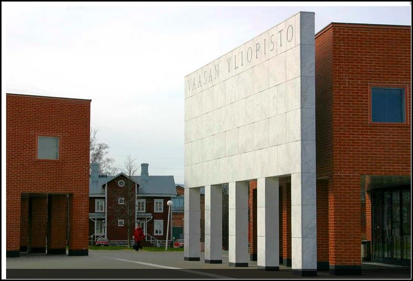 Vaasan yliopiston rakennus ja opiskelijoita kampuksella