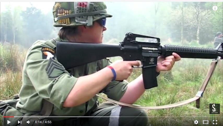 Airsoft-pelaaja seisoo hylätyn Wasalandian sisäänkäynnin edessä