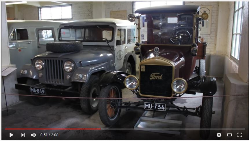 Vaasan automuseon vanhoja autoja ja moottoripyöriä näyttelytilassa