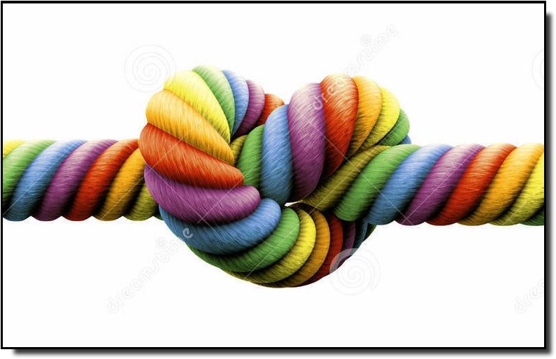 Kaksi miestä kävelee käsi kädessä, toinen hymyilee kameralle