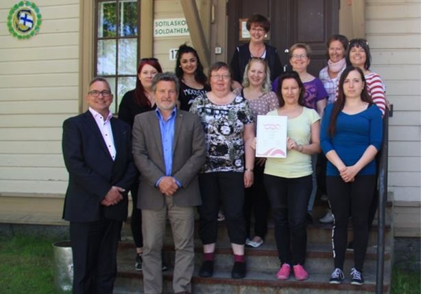 Vaasan kaupungin henkilöstöä ulkona liikkumassa