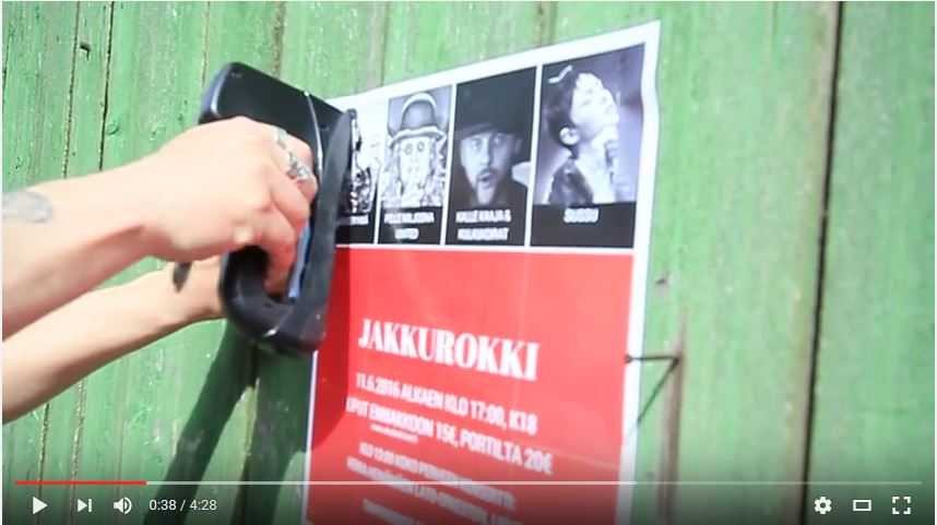 Jakkurokin yleisöä ja esiintymislavaa Laihialla