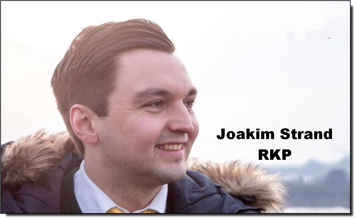 Joakim Strand hymyilee kameralle, taustalla logo