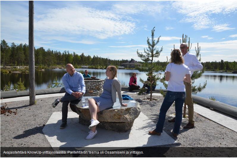 Yrittäjyysleirin osallistujia keskustelemassa ja työskentelemässä ryhmissä
