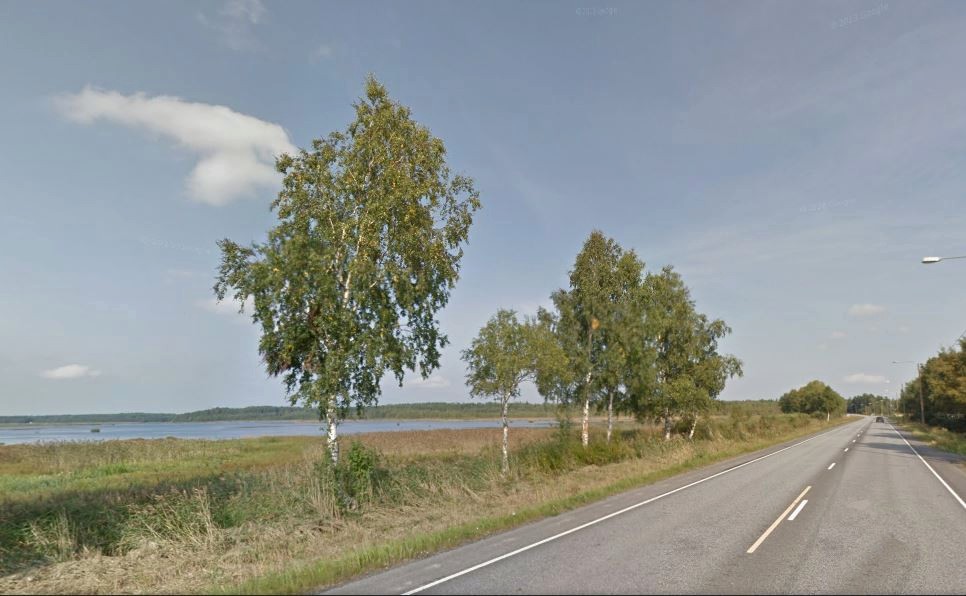 Kokkolantien silta Kyrönjoen yli, taustalla peltoja ja metsää