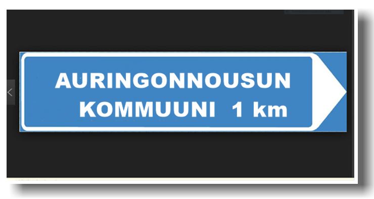 Nuori mies istuu sohvalla, taustalla huonekasveja ja tavaroita