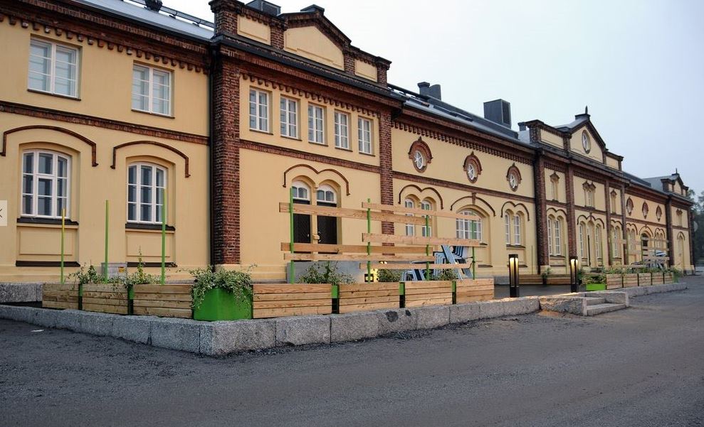 Kuntsin rantaa, meri ja taustalla rakennuksia