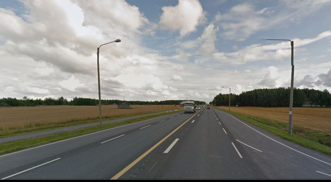 Poliisiautoja ja poliiseja Pohjanmaan lakeuksilla