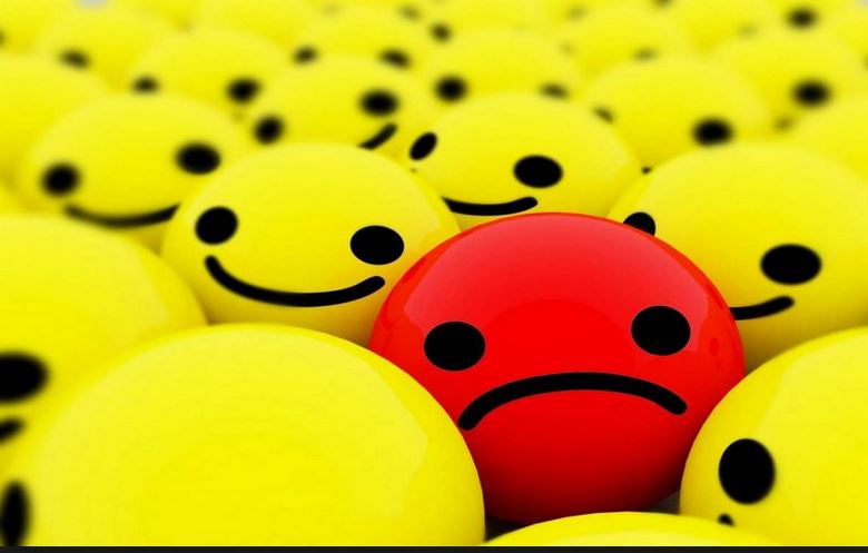 Nuori nainen katsoo mietteliäänä ikkunasta