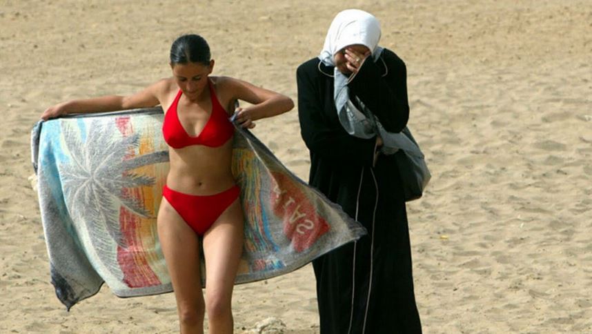 Nainen nostaa nyrkkiä, symboloiden naisten vapautta ja oikeuksia