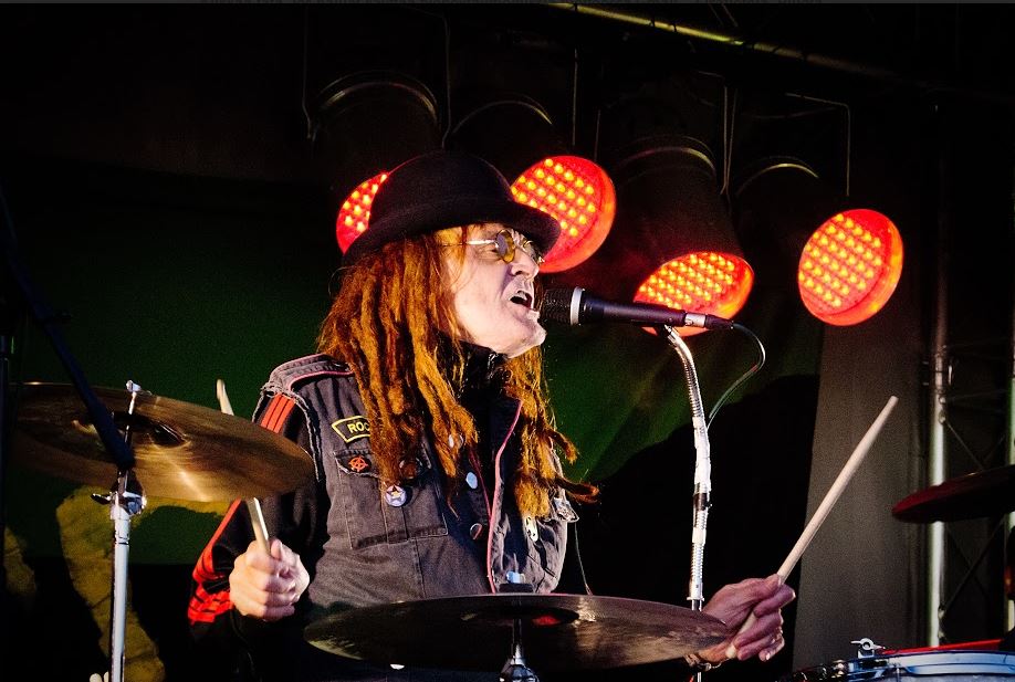 Pelle Miljoona esiintyy Jakkurokki-festivaaleilla yleisön edessä