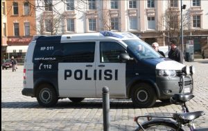 Poliisiauto Vaasan kadulla valmiina päättäjäisvalvontaan