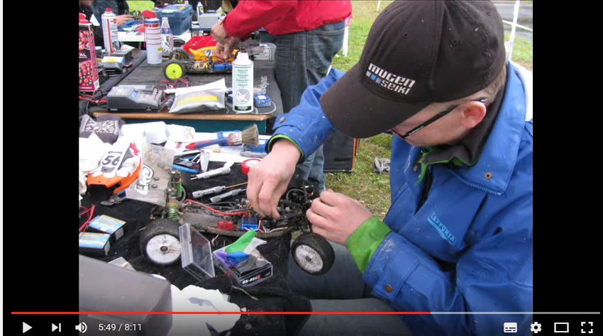 Sähköcrossipyörä hyppää ilmassa, yleisö seuraa kilpailua