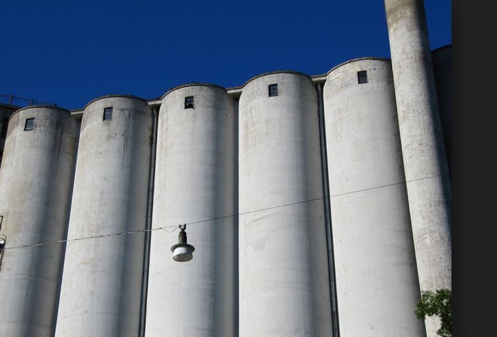 Vaasan siilojen kehitystä esittelevä kuva ennen ja nyt