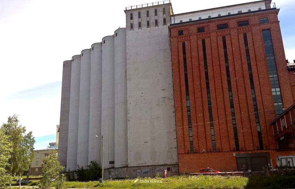 Vanhoja, korkeita siiloja vasten sinistä taivasta