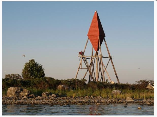 Svettgrundin saaren rantamaisema, jossa on veneitä ja ihmisiä