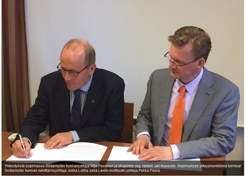 Vaasan yliopiston ja Sodankylän kunnan edustajat kättelevät sopimuksen merkiksi