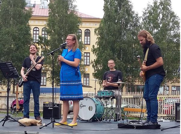 Vaasa Picnic -yhtye esiintymässä ulkona kulttuuritalo Fannyn pihalla