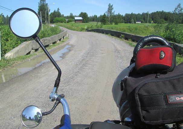 Jari Laurila esittelee pyöräilykarttaa puhelimellaan pyörän selässä