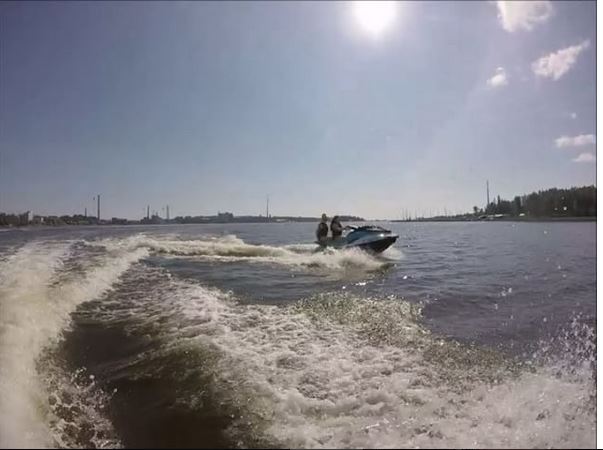 Kesäinen Vaasa, jossa aurinko paistaa ja ihmiset nauttivat