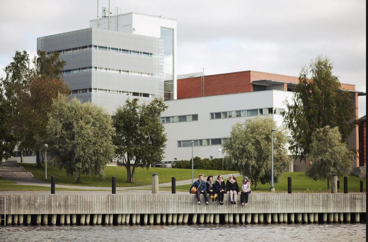 Kauppatieteiden opiskelijoita Vaasan yliopiston kampuksella