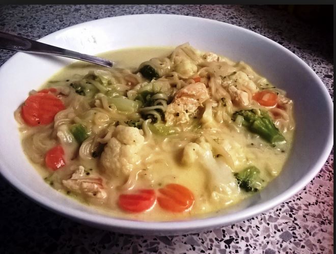 Opiskelija syö edullista ja terveellistä ateriaa