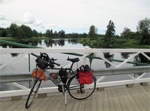 Pyöräilijä nauttii maisemista aurinkoisella maaseudulla