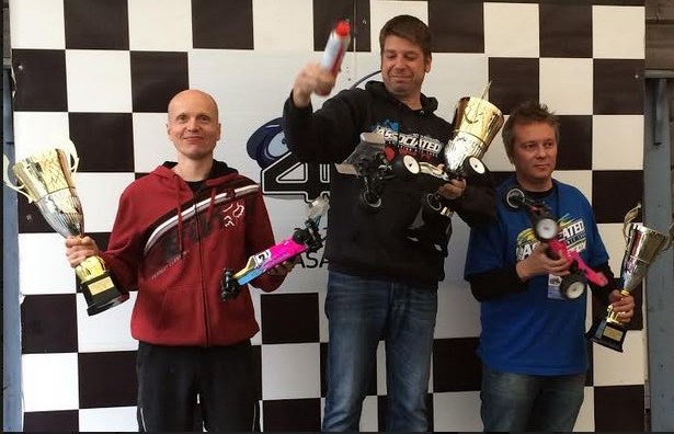 Radio-ohjattavien sähkökrossiautojen 40+ MM-kisojen palkintopallilla Salmela ja Itävuori