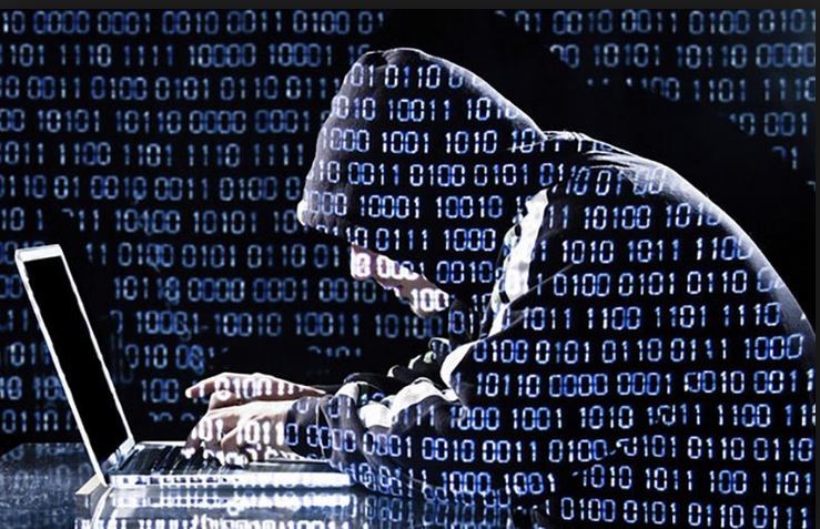Kyberhyökkäys: koodia ja uhkaavia symboleja tietokoneen näytöllä