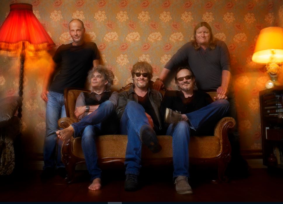 Eppu Normaali esiintymässä lavalla, yleisöä edessään