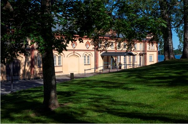 Kuntsin taidemuseo puistonäkymässä, juhlavuoden näyttelyä varten