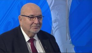 Lars Gästgivars hymyilee kameralle