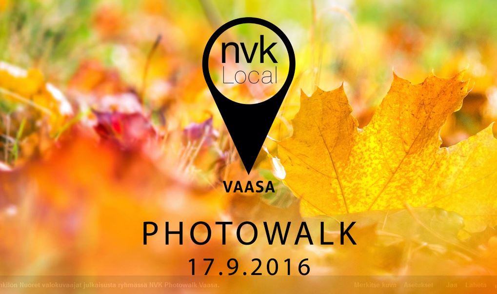 Nuoret valokuvaajat kävelevät Vaasan kaduilla kameroineen