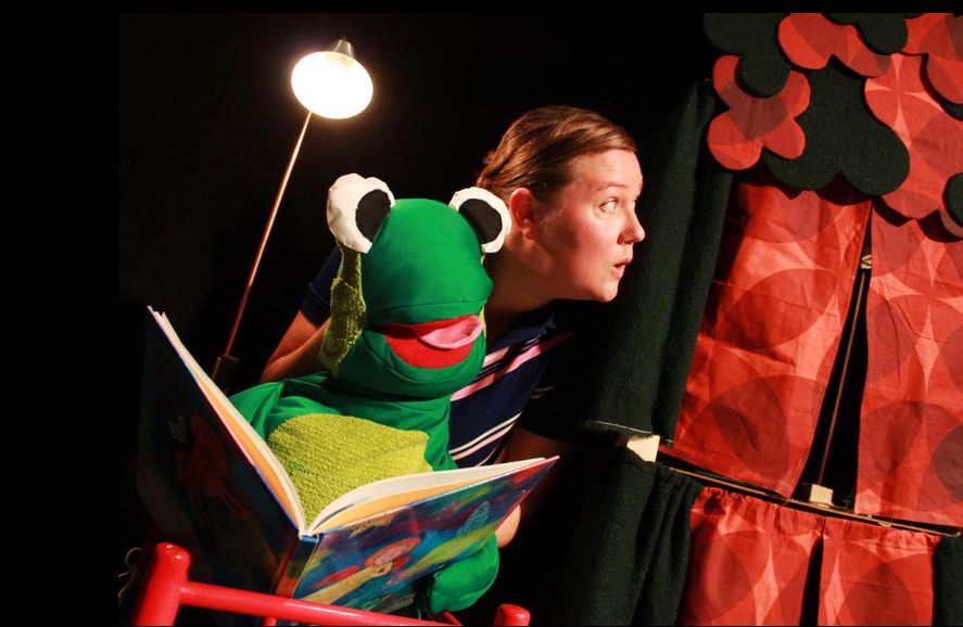 Soiva Sammakko -yhtye esiintymässä Taiteiden Yössä