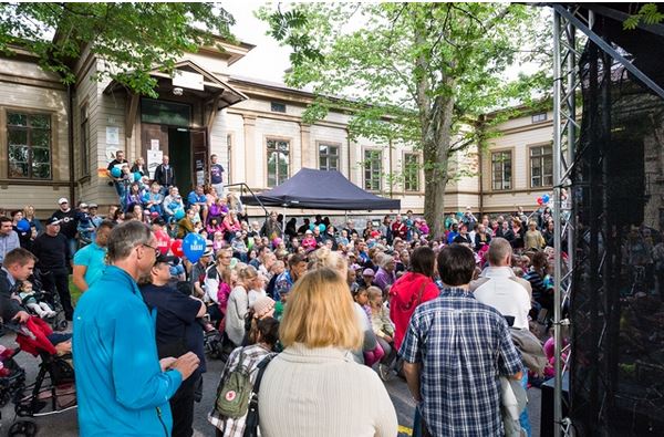 Ihmisiä juhlimassa Taiteiden Yötä Vaasassa