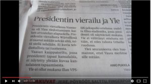 Ylen toimittaja haastattelee ihmisiä Vaasan torilla