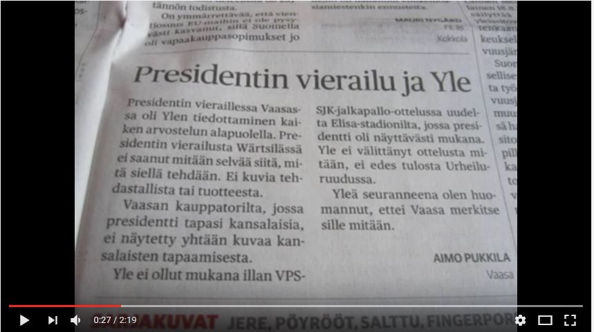 Ylen toimittaja haastattelee ihmisiä Vaasan torilla