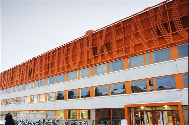 VAMKin opiskelijoita opiskelemassa tai keskustelemassa kampuksella